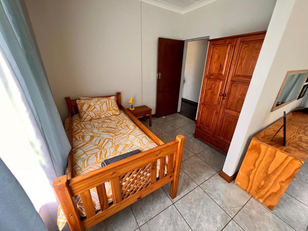 Firefly Budget Friendly Guest House Kempton Park Exterior foto