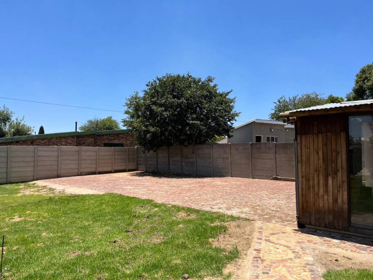 Firefly Budget Friendly Guest House Kempton Park Exterior foto